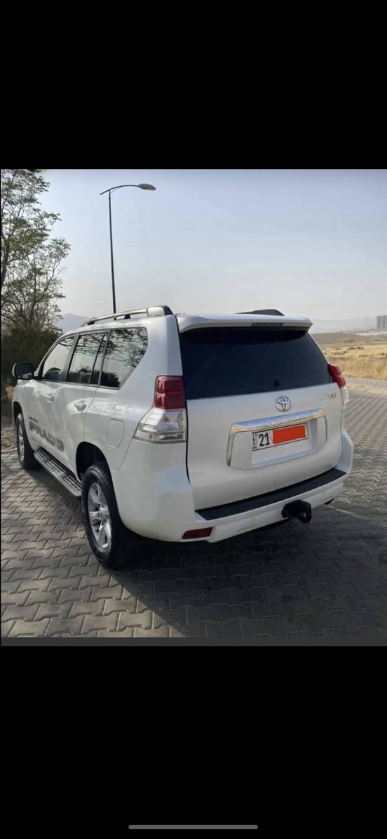 السلام عليكم اخواني لاندكروز برادو مديل 2011 لون ابيض صدفي المحرك 4سلندر 2/700  رقم السياره سليمانيه بسمي
سياره خير من الله نضافه مالتها 100/90 
Kmماشيه سياره 148
محرك وكير وصدر بلاديات وجدا جدا نضيفات غرفه مالتها داخليه جدا نضيفه وعلى لبلاد 
المواصفات نضام تعليق 
نضام زحف 
منحدرات
نضام ايكو قتصادي
مري شفط 
حساسات خلفيه
بدون سبير سبيرها دفن
فقط بيها بابتين صبغ سايق ول ورا
مكاني بغداد كرادة ***********
