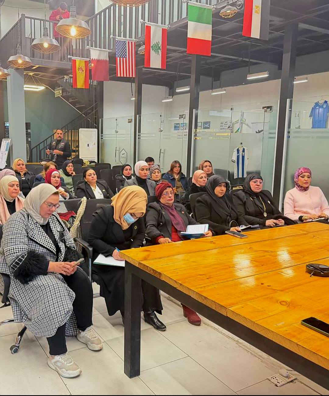 أقامت وكالة انانا الاعلامية بالتعاون مع الفريق الوطني للمرأة العراقية ورشة تخصصية حول مخاطر الجرائم الإلكترونية
​بخطوات واثقة لتعزيز الوعي الرقمي والقانوني، نظمت وكالة انانا الإعلامية ورشة عمل تفاعلية بعنوان "الجرائم الإلكترونية وعلاقتها بالذكاء الاصطناعي"، استهدفت أكثر من 40 عضوة من الفريق الوطني للمرأة في مقر "دايموند مول" ببغداد.
​أبرز محاور الورشة:
​قادت الجانب القانوني الحقوقية عهود طعان العزاوي (مسؤولة حقيبة الدعم الأمني والقانوني)، حيث ركزت على:
​التكييف القانوني: شرح القوانين العراقية الرادعة للابتزاز الإلكتروني.
​آليات الحماية: كيفية التحرك القضائي السريع لضمان حقوق المجني عليهن.
​تحديات الذكاء الاصطناعي: سبل مواجهة تقنيات "التزييف العميق" وإثبات الجرائم رقمياً.
​من جانبها، أكدت الأستاذة آلاء الموسوي (رئيس تحرير الوكالة ومسؤولة حقيبة التحول الرقمي) على أهمية التكامل بين التقنية والقانون لخلق بيئة رقمية آمنة للمرأة.
​تكريم وتقدير:
​اختتمت الورشة بتكريم الحقوقية عهود العزاوي بدرع الوكالة التقديري، تثميناً لدورها كـ "صمام أمان" قانوني وجهودها في تبسيط المفاهيم القانونية المعقدة، كما وُزعت الشهادات التقديرية على المشاركات.
​#المرأة_العراقية #وعي_رقمي #أمن_سيبراني #وكالة_انانا #ذكاء_اصطناعي #بغداد


**إذا كنت صاحب هذا الإعلان وتريد حذفه لأي سبب، رجاءا أرسل رسالة إلى الدعم الفني**