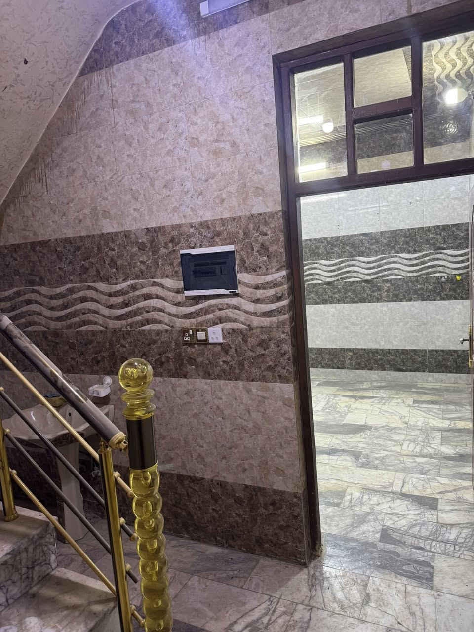 للايجار مشتمل ركن ثلاث طوابق يحتوي على ثلاث غرف نوم وخدمات طابقين العنوان الطالبية شارع عشرين للاستفسار حيدر العادلي
***********
