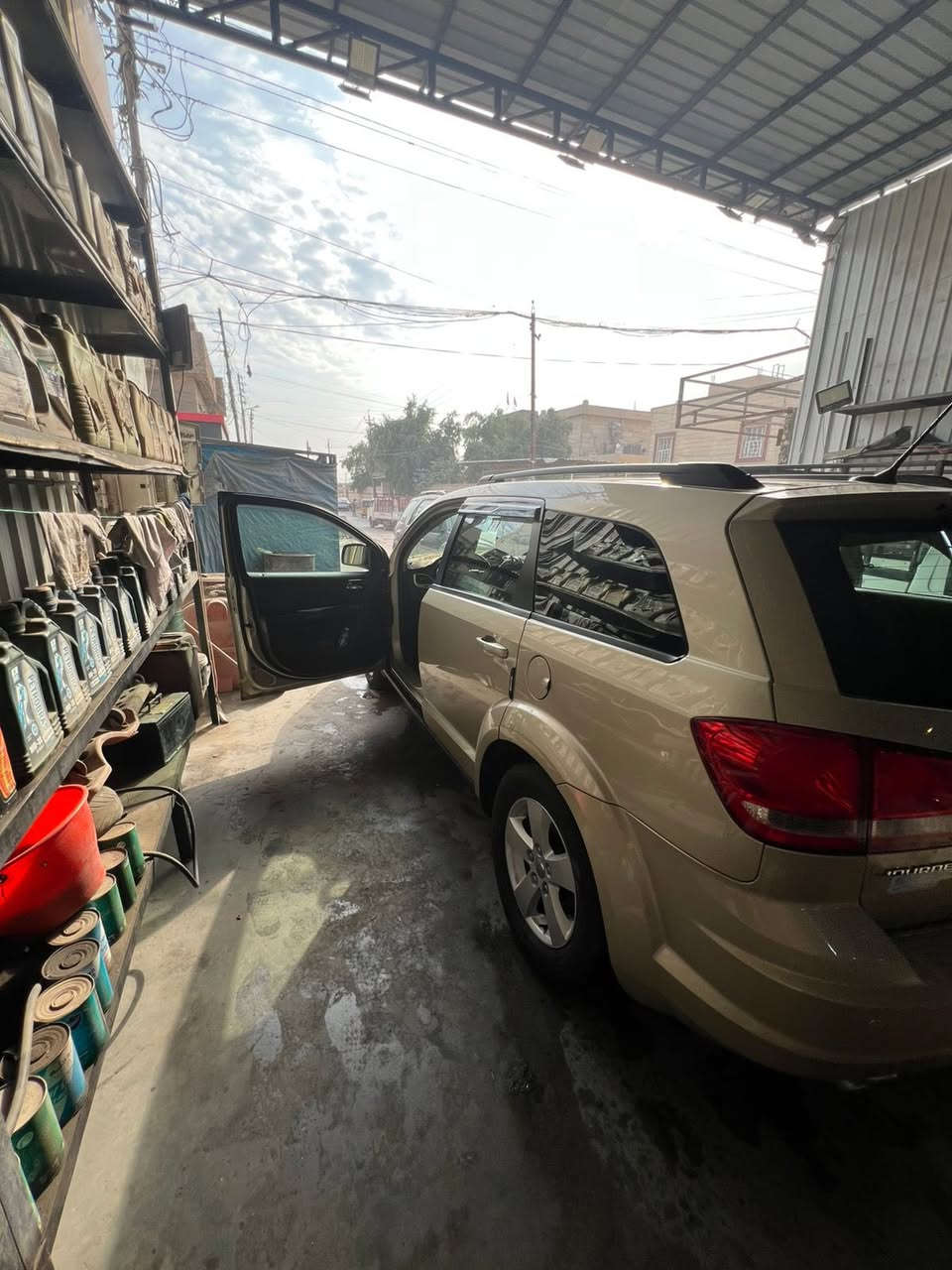 السلام عليكم
دوج جورني 2011 ستة سلندر خمسة راكب رقم بغداد الدولي بأسمي  تحويل ثاني يوم رقم وهزة وسنوية السيارة جاهزة مبيها اي نقص السيارة بيها جاملغ وبنيد لغد شاصي مكفول صور موجودة مكان السيارة بغداد الامين الثانية السعر 105 وبيها مجال باقي تفاصيل ***********
