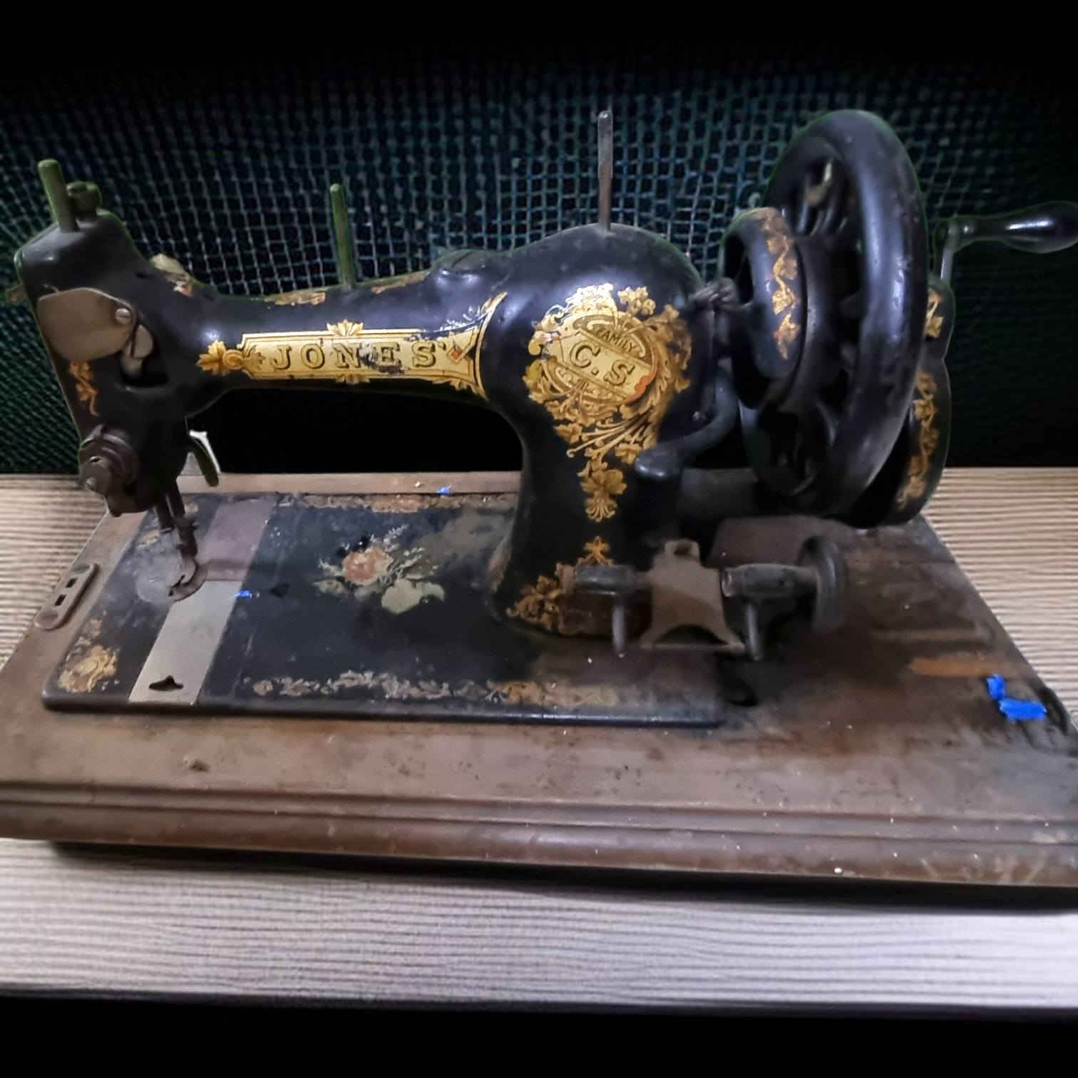 لدي 3 منها، كلها مجرد للعرض فقط، غير عاملة، قديمة 🕰️، واحدة مع علبة 📦، واحدة بدون علبة، وعلبة واحدة مكسورة شوي 😕.
سأبيعها كلها، 
واحدة 99$ مع العلبة  💰📦، 
واحدة 89$ مع العلبة المكسورة 💸🛠️، واحدة 79$ بدون علبة 🆓.

رقمي، اني موجود باسليمانية
مقابل محكمة قديمة 🤍
واتصاب : 
0774 010 4374
موجود توصیل الی باب بیتک..
توصیل مجاني لمن يأخذ المنتج، 
لمن لا يريد المنتج التوصيل 7 الف فقط 🙂
