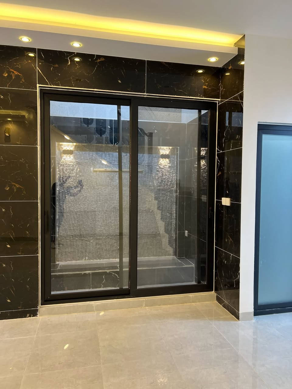 السلام عليكم بيت 120متر يقع على شارع 15 متر ورصيف 4 متر واجه 6نزال 20 قيد الانشاء تسليم مفتاح خلال شهرين يحتوي على شلال ومطابخ عدد 2 غرف نوم عدد 4 نظام سويت للاستفسار الاتصال ***********
