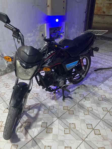 السلام عليكم شاب دراجة دايوان عظم كاملة كهربائيات اشاير دراجة نظيفة وحلوه موديل 21 نكره سلف وهندر شغالات تايرات جدد بيهة خيط تبخير خفيف ما مبين ونقصها بس تفيلس اوراقها ضايعات اسويلك مكاتبة واكفلها سرقة وعشاير من كلشي السعر 550 وبيها مجال الرقم *********** ويرهم مراوس
