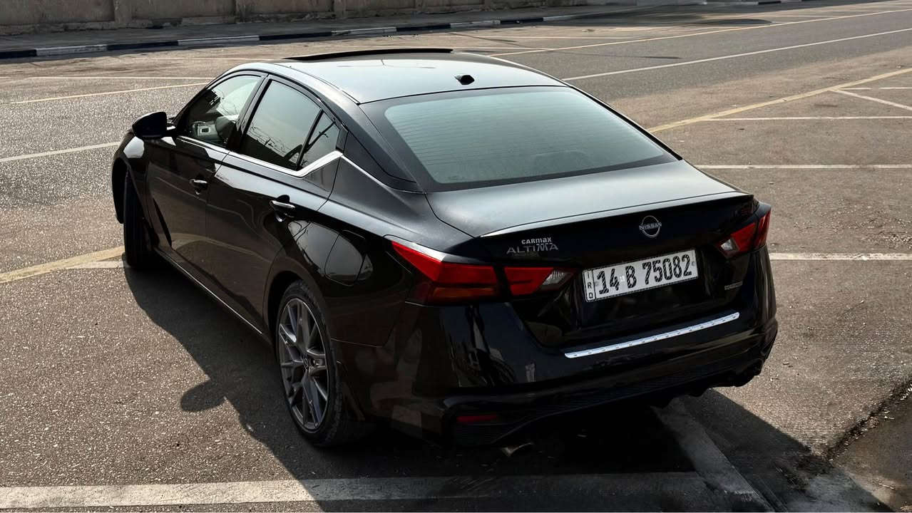 السلام عليكم بلاش والله بسبب ضرف 
التيما ٢٠٢٣ كفاله عامه تقرير فقط
السياره حرة بصره وبيها مواصفات ما تخلص اعلى مواصفات تجي بالسياره كلش كلش 
نضيفة بشكل والصور تسولف 
رايدها ب168  
مكاني بصره 
*********** Singapore
