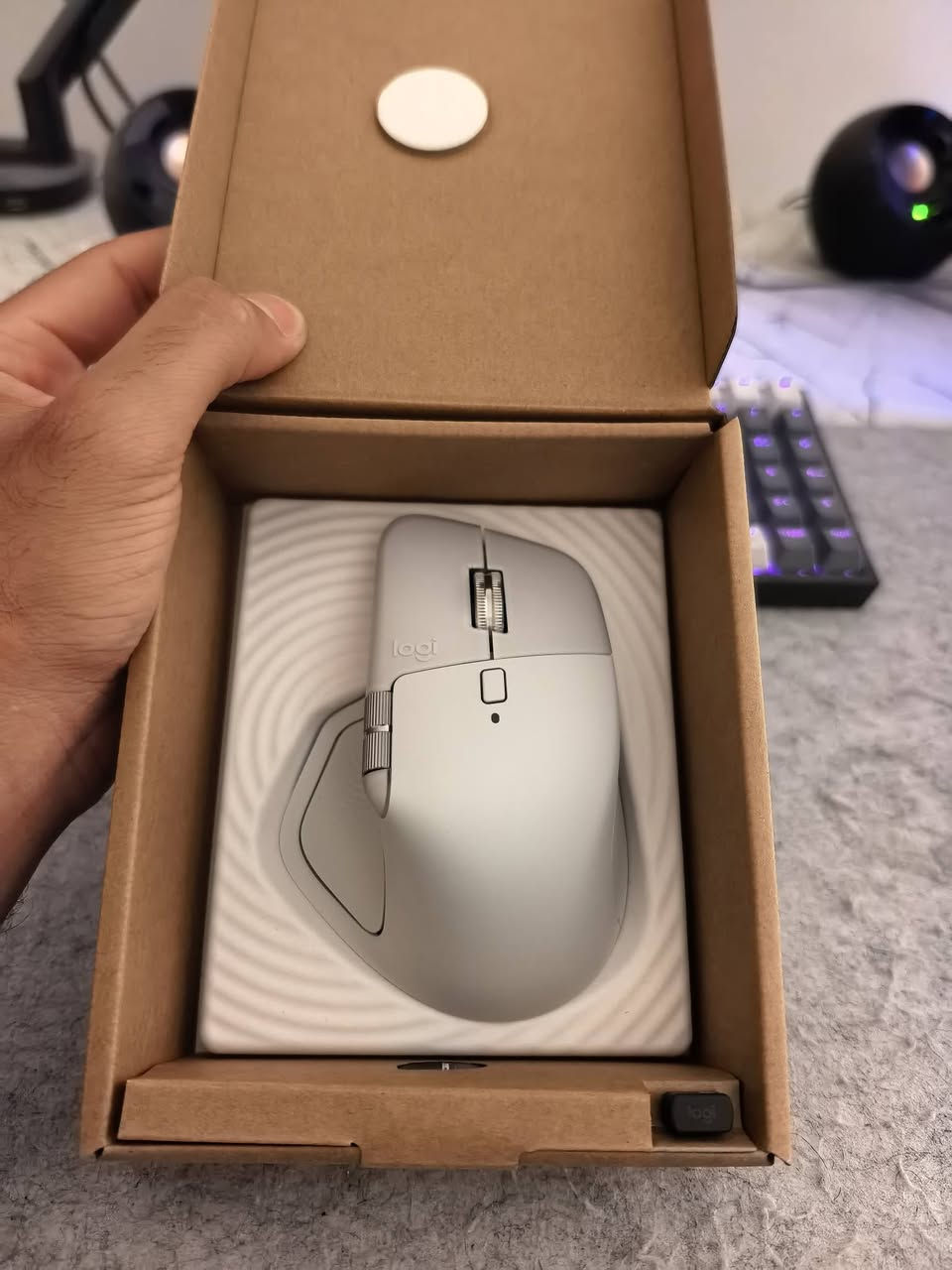 للبيع Logitech MX Master 4 أداء ممتاز، تصميم مريح، مناسب للمصممين والمبرمجين والاستخدام المكتبي. نظيف وبحالة جيدة جداً
 جديد استخدام قليل
وصل الشراء موجود
بعده بالضمان
ما مشحون
ملحقاته و الكارتون موجود
السعر 200 وبيه مجال بسيط
ولا تتعب نفسك ما ابيه بسعر نسخة 3
الي يريد 3 موجود بالسوك الجديد ب 150


**إذا كنت صاحب هذا الإعلان وتريد حذفه لأي سبب، رجاءا أرسل رسالة إلى الدعم الفني**