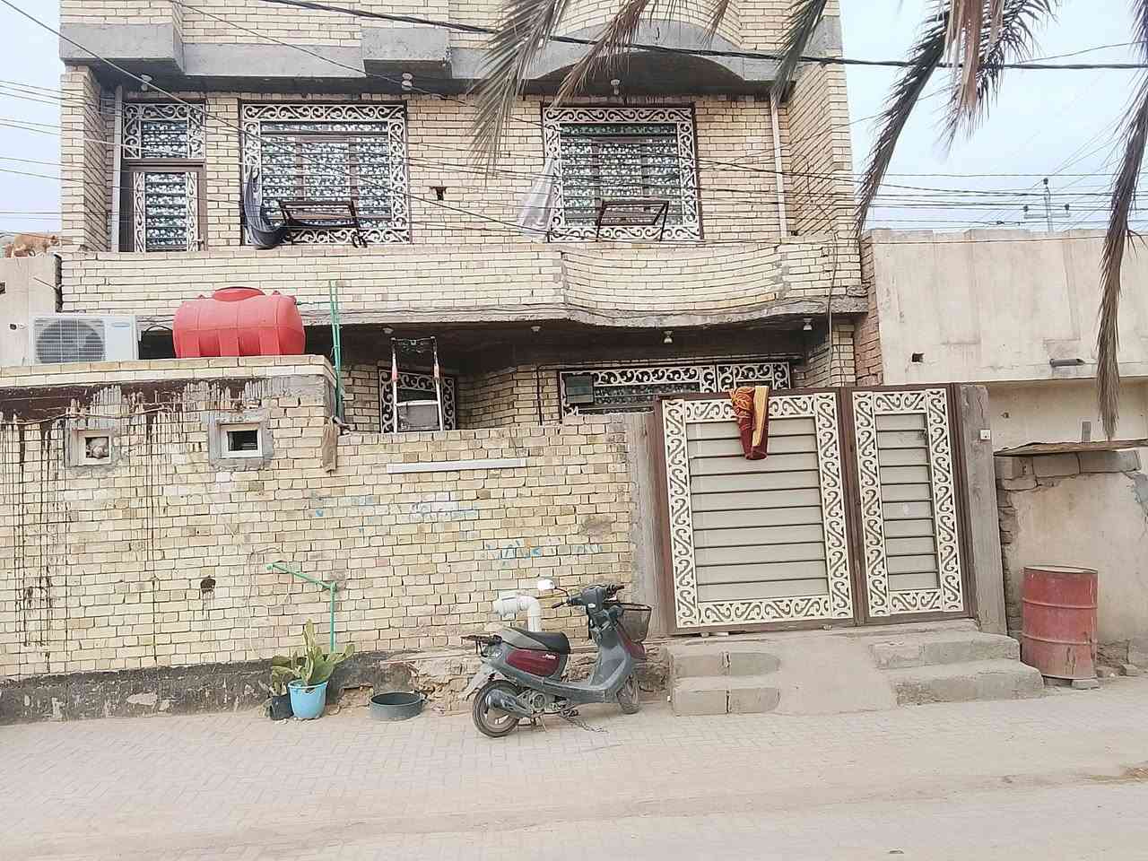 يتوفر بيت على الشارع الجديد وساحه كدامه وثاني بيت عن الركن المساحه 135 الواجهه 9النزال 15
غرفه استقبال ونوم ومطبخ وصاله صحيات خارجية وداخليه الطابق الثاني غرفتين نوم وصاله وصحيات وصطح أول وثاني البيت طابو صرف موقع البيت على حوالي الكفيل مباشر للاتصال ***********/***********
