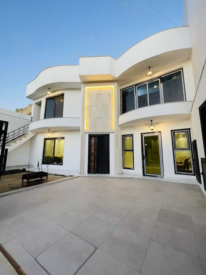 ⭕️ منزل أنيق بتصميم راقٍ  #للإيجار 🏡 

فرصة رائعة للباحثين عن الرفاهية والراحة !

المساحة : ٣٥٠م²
الواجهة : ١١.٥٠م 

💎 منزل راقي ومميز بكل التفاصيل !

التفاصيل :
 • 🛋️ ٥ صالات واسعة 
 • 🛏️ ١٢ غرف نوم مريحة (٤ منها سويتات فاخرة)
 • 🚿 ٨ حمامات و٥ مناور 
 • ❄️ مجهز ١٨ سبلت و كاونترين 
 • 🌿 حديقة صغيرة ومكان للاستمتاع
 • 🎛️ نظام كاميرات وانترنت مخفي 

🔺ملاحظة : المنزل مفصول الأرضي عن الأول  
الطابق الأول يحتوي ع شقتين 

📍الموقع : اليرموك محلة ٦١٢ سايدين النونيم 
اقرب نقطة دالة : جامع الشواف وجامعة الناجي 🏪

📞 للاستفسار :
***********

📍 زرونا في موقعنا :
بغداد – القادسية
شارع الخدمي / مقابل جامع ام الطبول 🕌

🏢 العقاري نمر الجبوري 
✨ نستقبل عقاراتكم للبيع أو الإيجار 

#_تسويق_عقاري_احترافي
#عقارات #بغداد #للبيع #للايجار 
#اليرموك
#الداوودي
#القادسية
#الاميرات
#الحارثية
