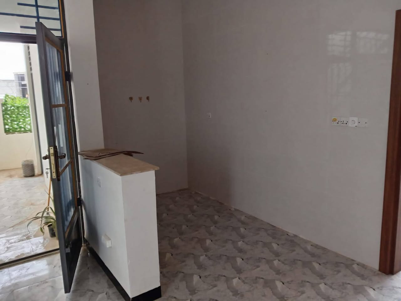 بيت جديد للايجار  غرفتين مع صاله ومطبخ وضيوف معزوله كامل المواصفات والخدمات طابق ثاني المساحه 150متر الموقع الدوانم قرب جامع البر الرحيم 
 سعر الايجار 250 الف 
للاستفسار الاتصال ‏‪***********‬‏ أو ***********
