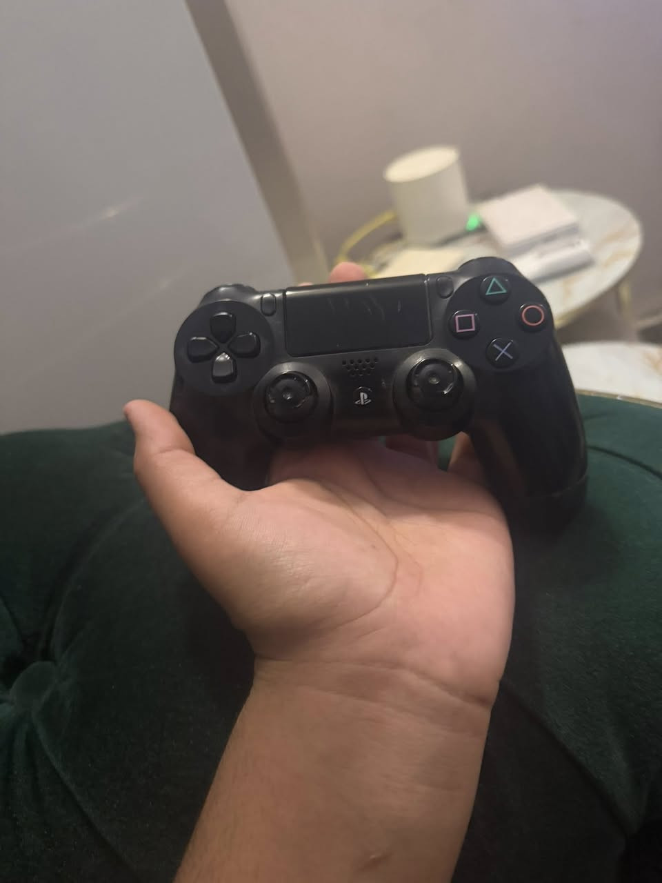 السلام عليكم بلي 4 فات مآبي شي نضيف جدا معا ضمان 6 اشهر  مفتوح فقط لتنضيف امانت الله يجي ويا جوستكن اصليه مال بلي و احده تجاريه  وبي قليل شخوط و يجي جي تي اي 5. بس بدون حافظه مالتها و يجي وياها لعبه باتمان معا جميع الملحقات  معا هديه شاحنات 2. أو مراوس اكسبوكس سيريس السعر 325 وبي مجال و يوجد توصيل ***********
