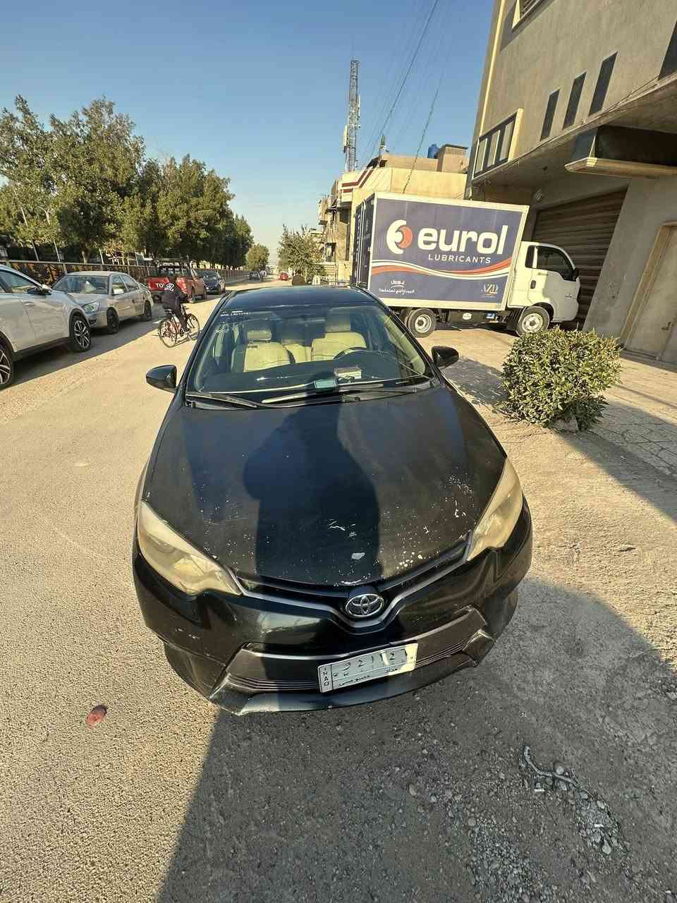 السلام عليكم 
كورلا 2014 
اللون اسود 
تحكم ستيرن 
شاشة داخلية محدثة كار بلي 
كامرات خلفية 

 ضربته جاملغ وشوية طاخ البنيد تصير 3 قطع صبغ  السيارة خير من الله 

سونر وشاصي موجود وجاهز 

   سعر 107 وبيه مجال حك الجيه. 
***********
