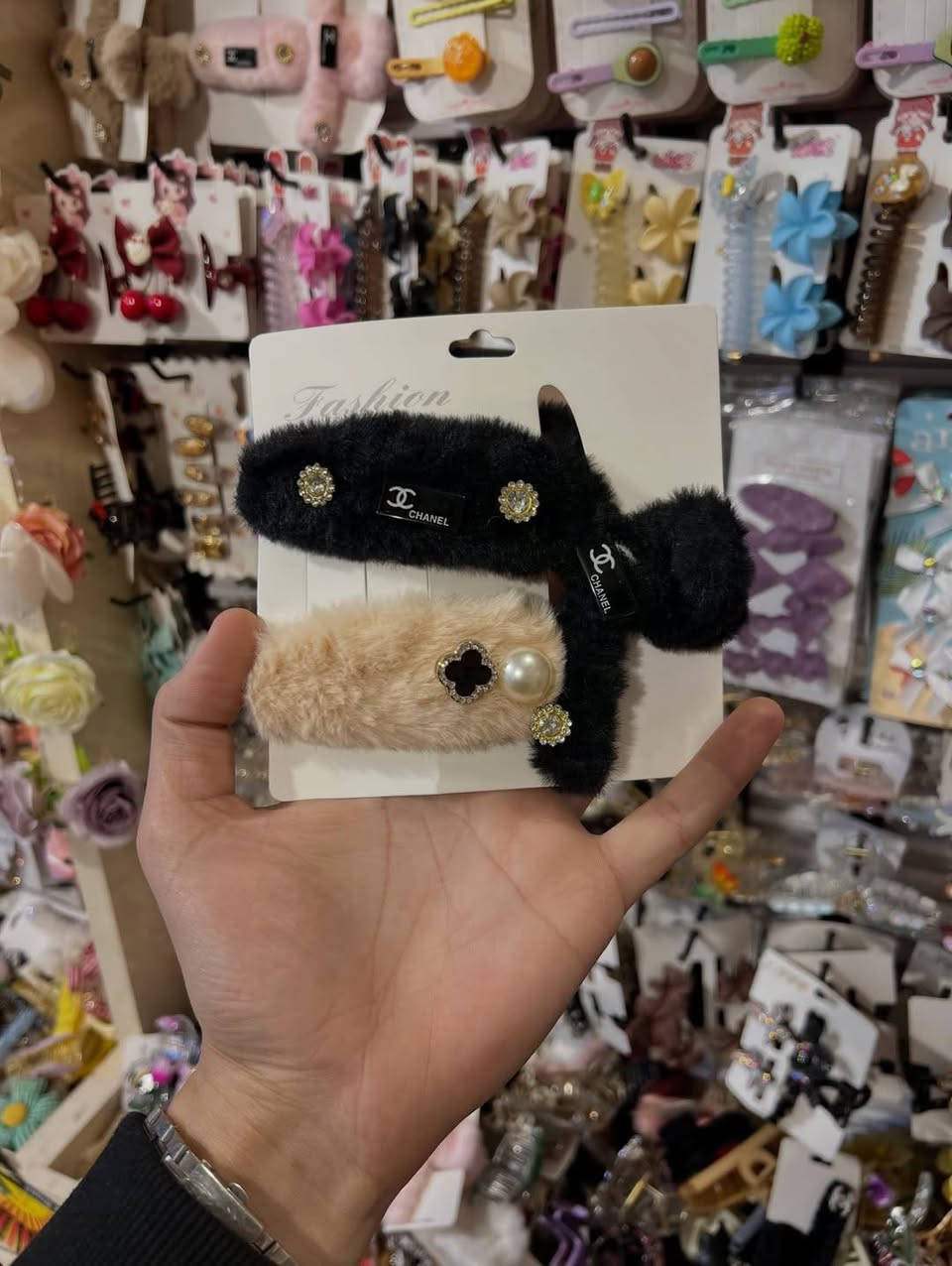 ✨ لمسة أناقة لشعرك ✨
تشكيلة مميزة من قراصات وطواكه الشعر بتصاميم عصرية وناعمة تضيف لمسة جمال لأي إطلالة. مصنوعة بخامات لطيفة على الشعر ومريحة للاستخدام اليومي، مناسبة للبنات والنساء.
🌸 ألوان متنوعة
🌸 تصاميم أنيقة وناعمة
🌸 مناسبة لكل الأوقات
اختاري ما يناسب ذوقك وكمّلي أناقتك بأجمل الإكسسوارات 💖


**إذا كنت صاحب هذا الإعلان وتريد حذفه لأي سبب، رجاءا أرسل رسالة إلى الدعم الفني**