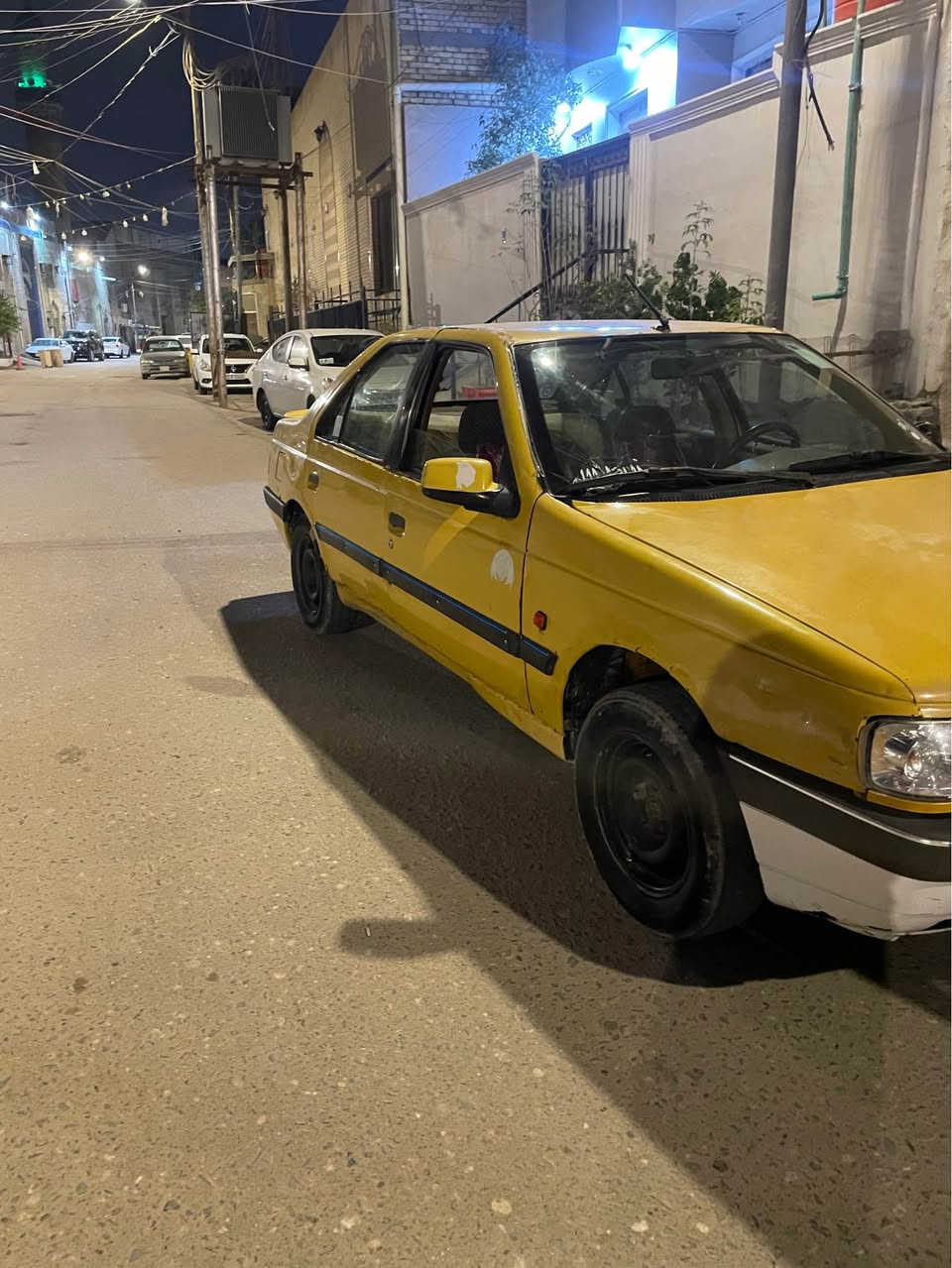 سلام عليكم بيجو ٤٠٥/ مديل١٣ سياره نضيفه مكينه بيها خيط كيرها نضيف راعيها بدور ضباط ماوصله السياره سعره 16 مسعجل عله بيعتها 
مكاني بصره تنومه شارع الإطفاء 
*********** البصرة, العراق
