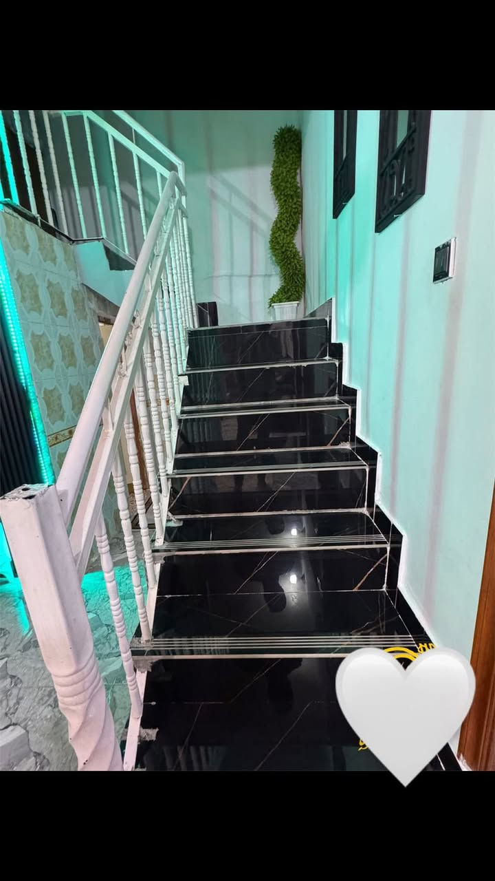 دار للبيع بنادر الاولى قرب فرن صمون بركات ام البنين المساحة ٢٤٠
متكون 
صاله 
هول 
مطبخ 
غرفتين نوم 

والتفاصيل الباقيه مع

الاستفسار عن السعر خاص


**إذا كنت صاحب هذا الإعلان وتريد حذفه لأي سبب، رجاءا أرسل رسالة إلى الدعم الفني**