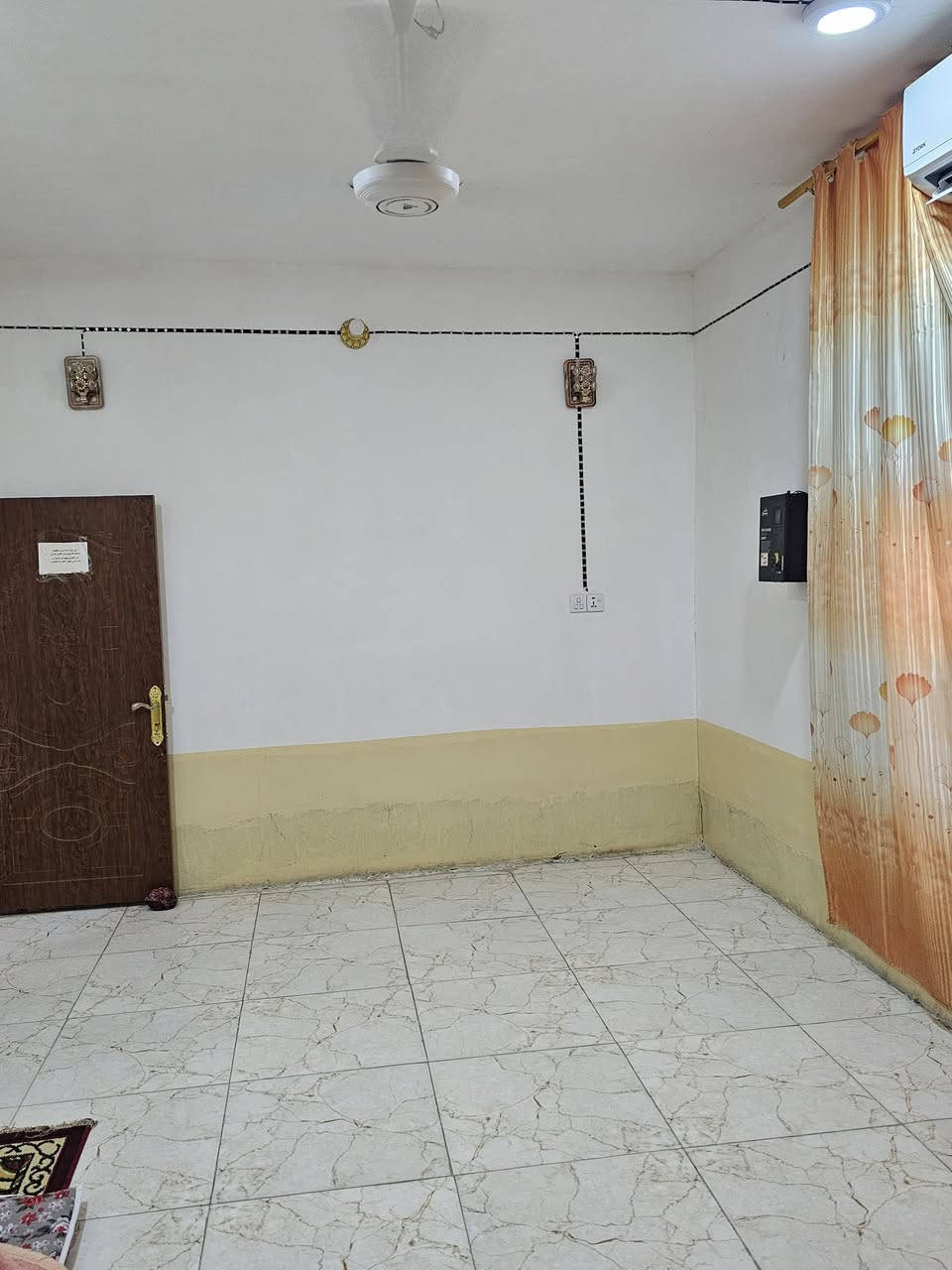 بيت للببيع  الدوانيه قضاء سومر ناحيه الفاضليه 
يحتوي ع 2غرف نوم +صاله +صحيات مساحه 250
يبعد ع الشارع 50 متر مولد شارع  لاستفسار ***********
