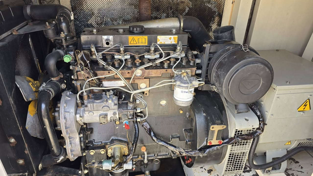 للبيع مولد 42 KVA (بيركنز أصلي) ⚡️
• ​نوع المحرك: بيركنز (Perkins).
• ​القدرة: 42 KVA.
• ​الحالة: نظيف جداً (كاتم للصوت).
• ​الموقع: الكوت. ( يوجد توصيل )
• ​الفحص: جاهز وبشرط الفحص.
• للاتصال ***********
