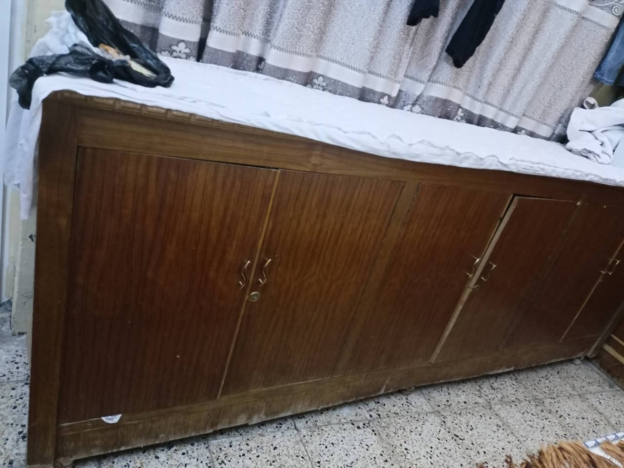 ديوان للبيع خشب نظيف وثقيل بس تبدل الاقماش مثل ما موضح بالصور مع منامية نظيفة وخشب ثقيل شغل قبل سعر مناسب المكان موصل ***********/***********
