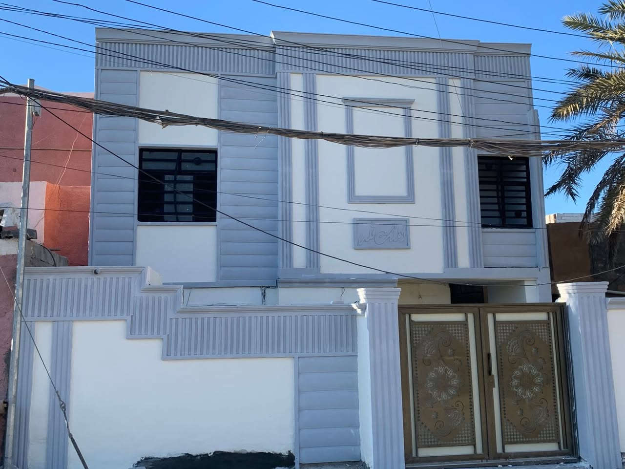 بيت لبيع كربلاء حي عسكري الحر قرب مول الاسدي وجه البيت على حديقة ***********            مساحت البيت ١٨٠ متر
