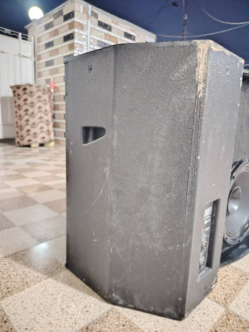 زوج سماعات صب حجم 12 انج نقصهن بس مشبج الامامي ابيع هيج لبب جدد يخبلن صوت ونقاوه فول مكاني حله محاويل متواجد واتساب ***********
