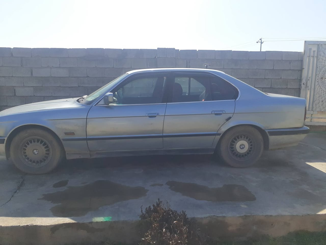 السلام عليكم BMW525 مفتوح كير محرك خير من الله متوازي علبيعها رقم انكليزي صلاح الدين غرفتها ٨٠ بالميه حلوه رايدها ٤٠ وبيها مجال للجناي ماقصر ان شاء الله وياه مكاني صلاح الدين الضلوعيه رقمي ***********
