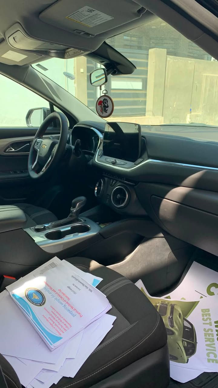 السلام عليكم
للبيع شفروليت بلايزر موديل 23 

Red line 

تجي تطعيمات اصل من الشركه بلاحمر 

ماشيه 30mi 

محرك 2000 تربو 

سياره جديده جداً بدون اي ايرباك 

حادثه ربع الباب الخلفي صبغ فقط صور الحادث مرفقه 

السعر 220 وبيه مجال 

للاستفسار اكثر ***********
