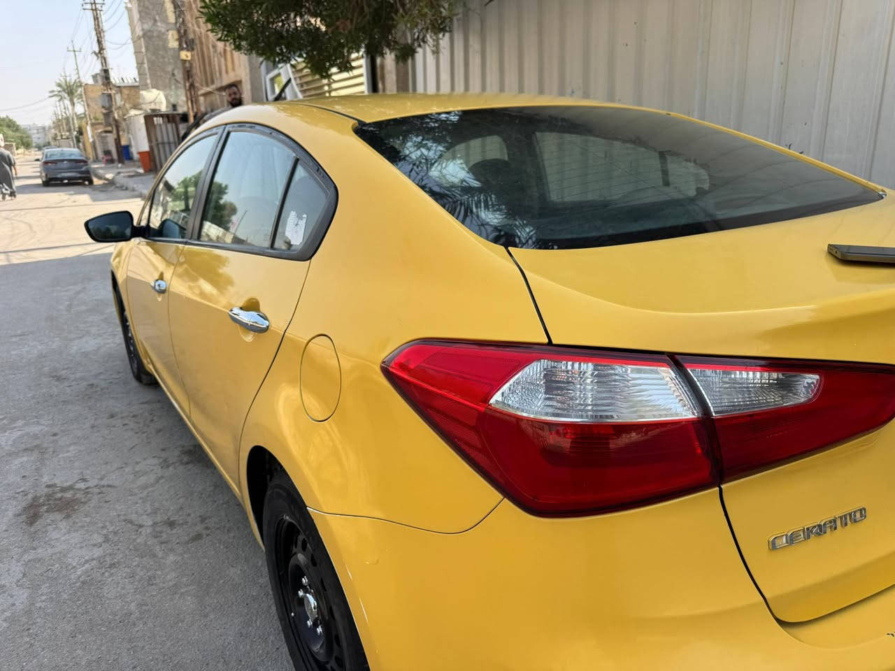 السلام عليكم للبيع كيا سيراتو مديل 2014 وارد خليجي كفاله عامه من ضربه وتبديل موصفات تحكم داخل شاشه سنويه لغاية 30 مصفره هيه وغرمات هزه جديده السياره جديده حيل وجاهزه واي نقص مابيه كير مكينة١٦٠٠ يعني انسه الصرف  حداديه تخم تاير تبريد ثلج السعر 108 لاستفسار اكثر لاتصال *********** مكاني بغداد
