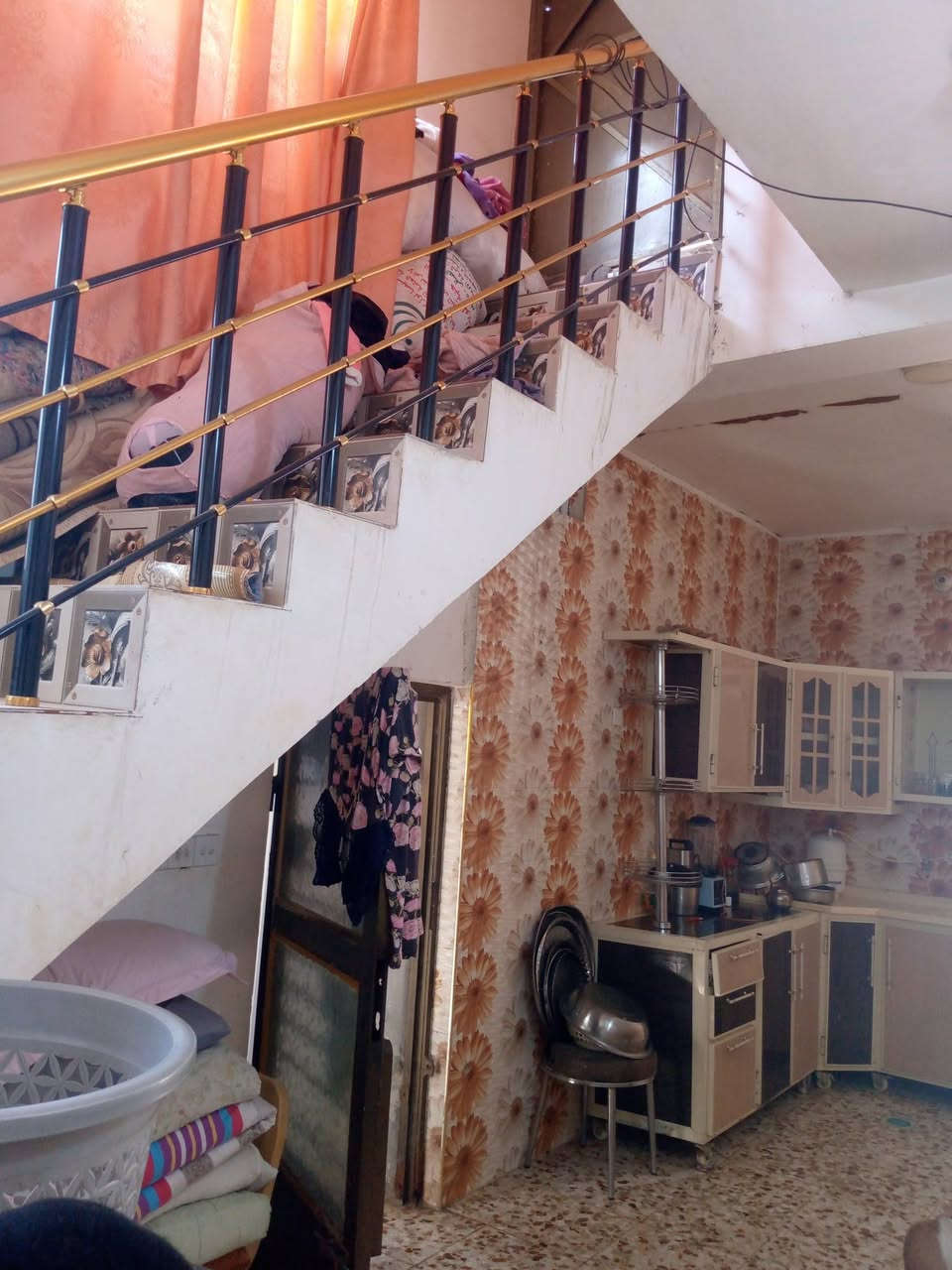 سلام عليكم بيت للبيع مساحه 100 متر طابو صرف  العنوان ديوانيه الاكاديميه حي الشرطه يتكون غرفه وصاله براني صيحيات على منور وصحيات خارجيه عالي عن الشارع الاتصال على الرقم او واتساب ***********
