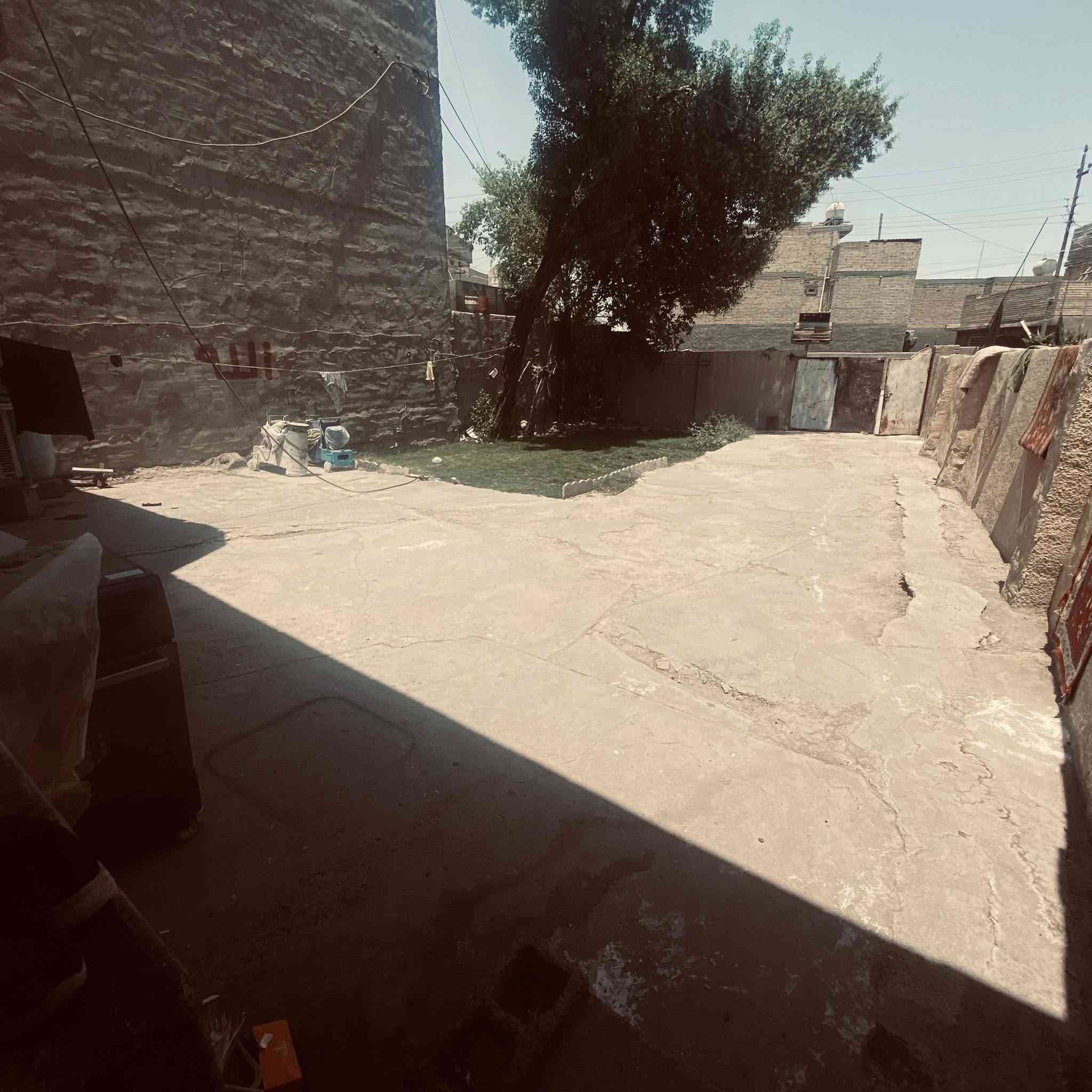 سلام عليكم بيت للبيع مساحه 300 في منطقه الكماليه معوقين شارع مثلجات مشمشه 200 كراج وحديقه و100 بناء الستفسار ***********
