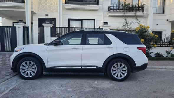 فورد إكسبلورر King Ranch -2022
محرك V6 سعة 3.0 لتر EcoBoost توين تيربو

قوة تصل إلى 400 حصان 

ناقل حركة أوتوماتيكي بـ 10 سرعات

نظام دفع رباعي ذكي

أوضاع قيادة متعددة (الثلوج – الرمل – الطرق الوعرة – القيادة العادية)

مقاعد جلد فاخر King Ranch مع تطريز مميز

مقاعد أمامية كهربائية مع تبريد وتسخين

صف ثالث قابل للطي كهربائياً

تكييف أوتوماتيكي ثلاثي المناطق

إضاءة داخلية محيطية

سقف بانوراما

شاشة لمس مركزية كبيرة ( 10.1" انج)

نظام ملاحة

نظام صوتي فاخر Bang & Olufsen مع 12 سماعة

شحن لاسلكي للهاتف

تشغيل عن بعد

منافذ USB أمامية وخلفية

Apple CarPlay / Android Auto

رادار متكيف مع مثبت السرعة

تنبيه الخروج عن المسار مع المساعدة في البقاء داخل المسار

كاميرا 360 درجة

حساسات أمامية وخلفية

نظام تنبيه النقطة العمياء

مساعد الركن الذكي

جنوط 20 إنش

شبك أمامي مميز بلون نحاسي King Ranch

تشغيل السيارة بالبصمة

أنوار LED أمامية وخلفية

فتحة سقف بانورامية

خطافات سحب أمامية وخلفية

حادثها الجاملغ السائق صبغ بسيط شبر +تعديل 
وباب السائق مبدل بلادي 
السيارة ماشية 93.000km و شویة 
شوف رقم الشاصي الموجودة بالصور و شوف الحدث

*********** واتس اب 
*********** واتس اب  

السعر 38.500$ و بي مجال بسيط
