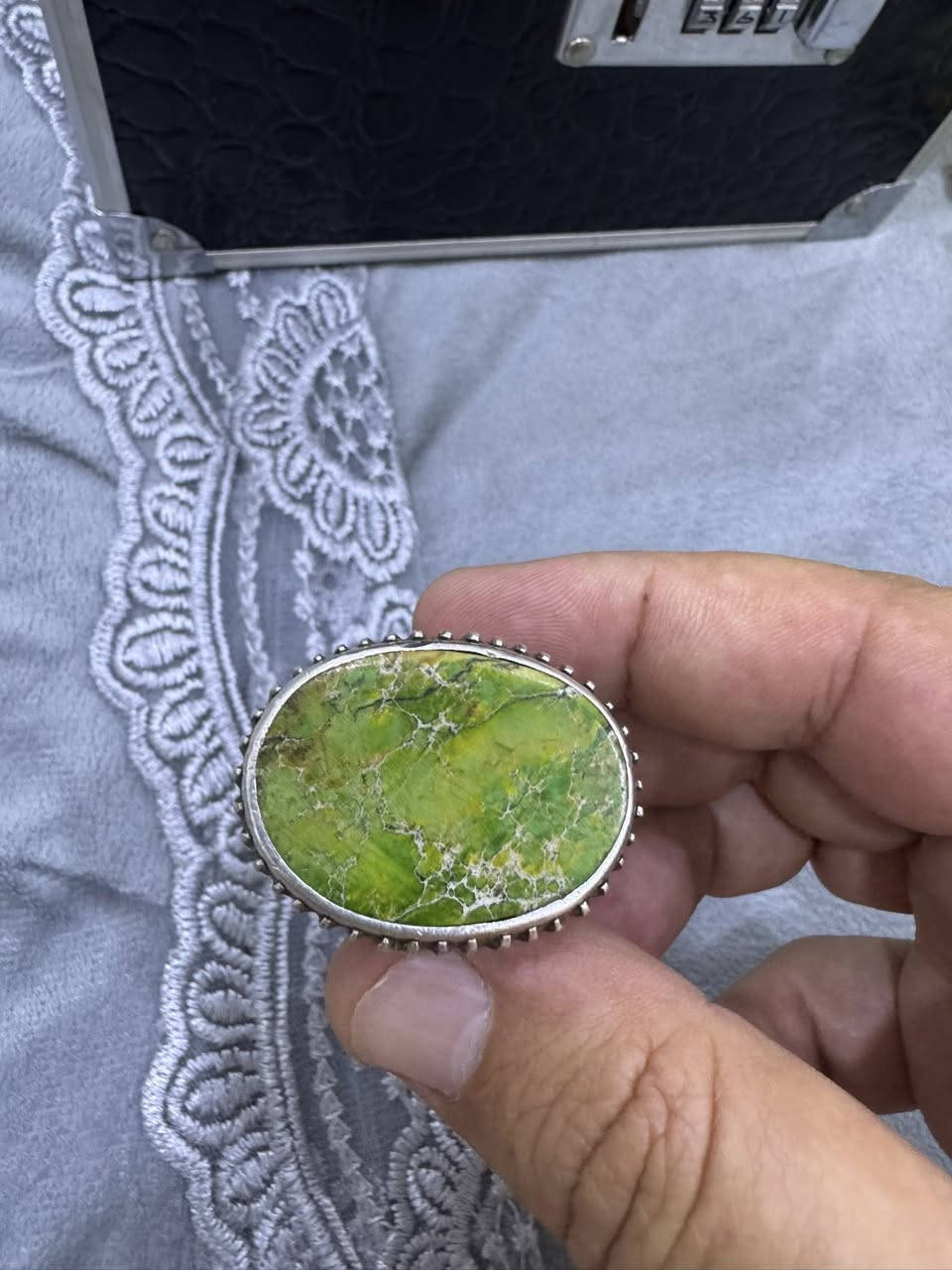السلام عليكم قفل ثنينهن ب ٣٠٠ المكان بغداد ***********
