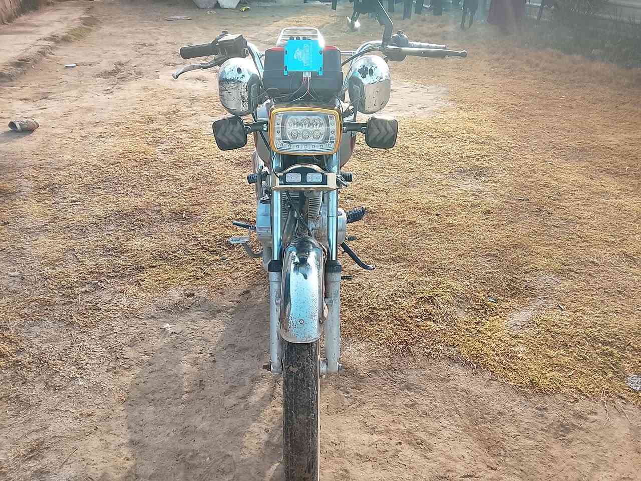 سلام عليكم  دراجة سافانة خمسة كير دراجة اوراق صولية محرك خير من لله ظفيرة جديدة كهربايات شغالة كلهة دراجة خير من لله مكان بابل جبلة السعر 350و بيهة مجال الرقم ***********
