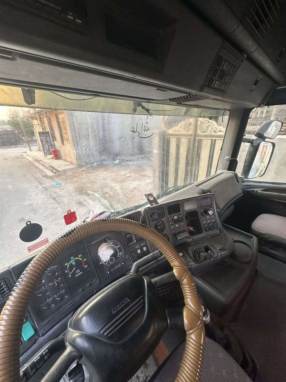 السلام عليكم سكانيا سكس بلادي 2002 مكينة 420 انجكتر تخم تاير  رقم مثنى قلاب سيارة جاهزة للعمل للاتصال : ***********
