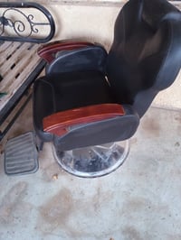 غراض حلاقه كراسي عدد 2 واحد مال حلاقه واحد مال بخار كمدينه ورفوفها ومي...