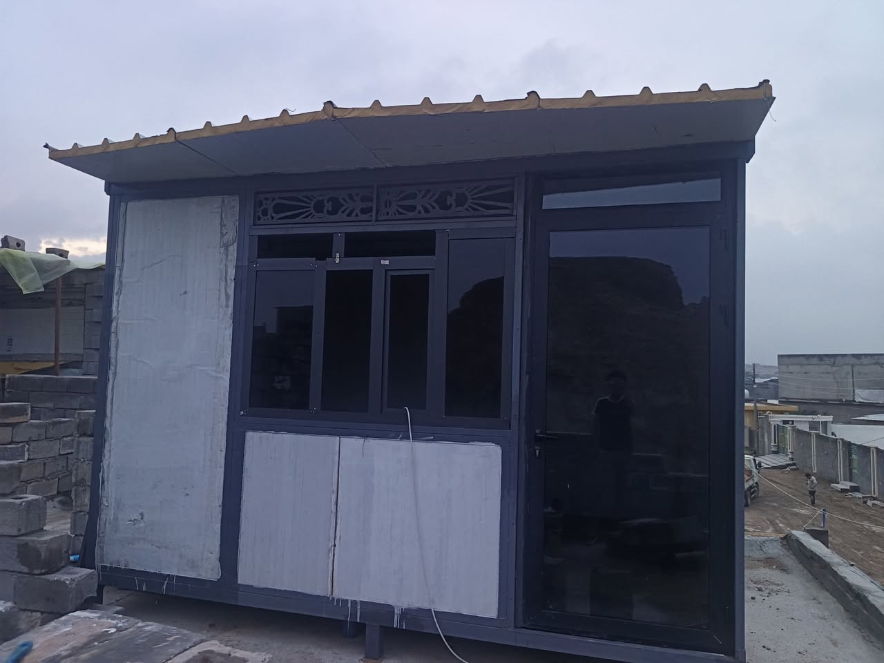 سلام عليكم متوفر كرفان 3×4 رتفاع سقف 250 كامل من كلشي حديد ثقيل وجاهز الاخر مكان محافظه لانبار خالديه رقم الهاتف *********** اتصل وتدلل
