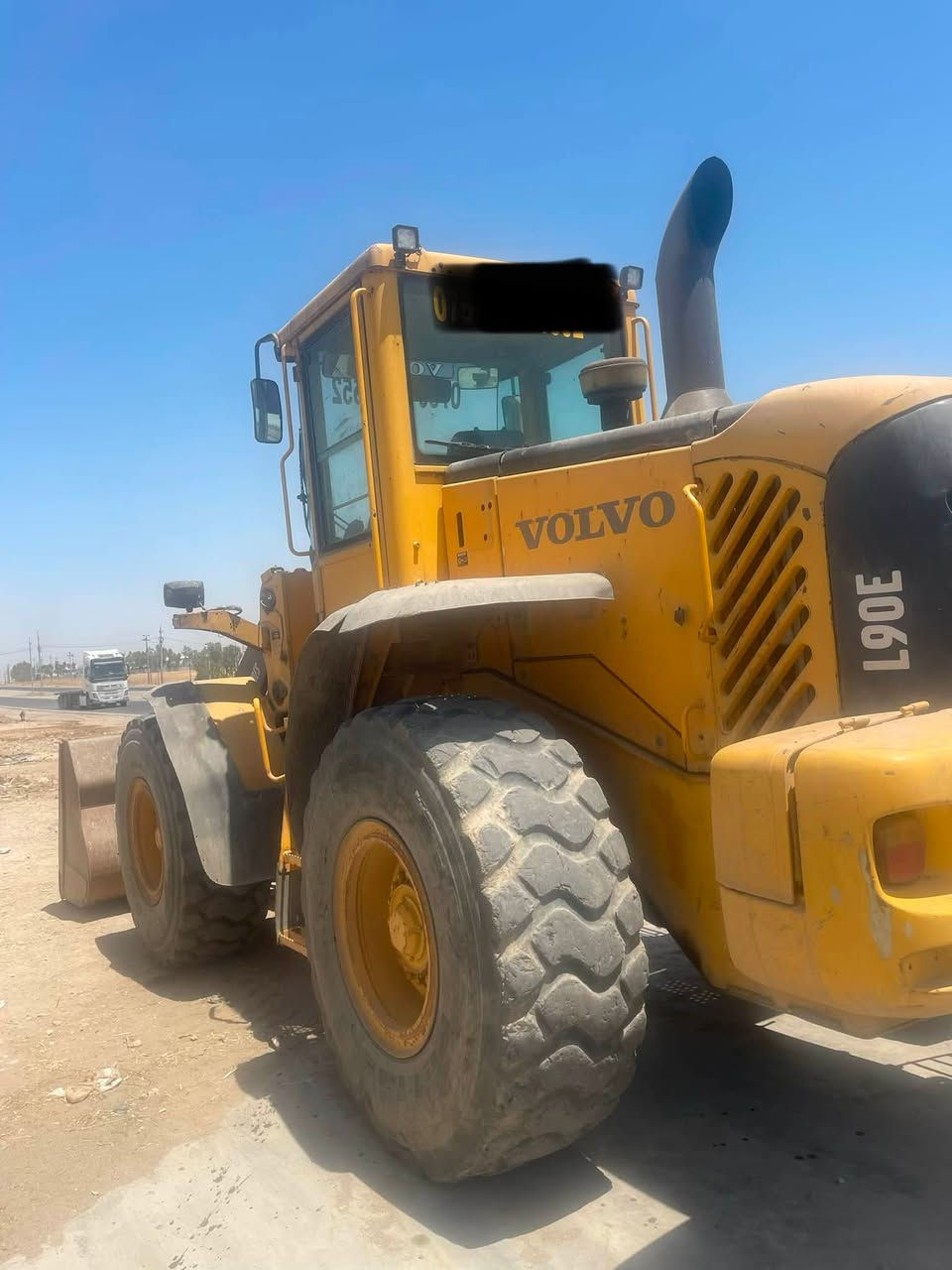 ڤولڤو 2003 L90  مكينة شوية بيها بخار  و تكر و جير بشرط  رقم و سنوي اربيل سعر 380 ورقة بيها مجال
***********

