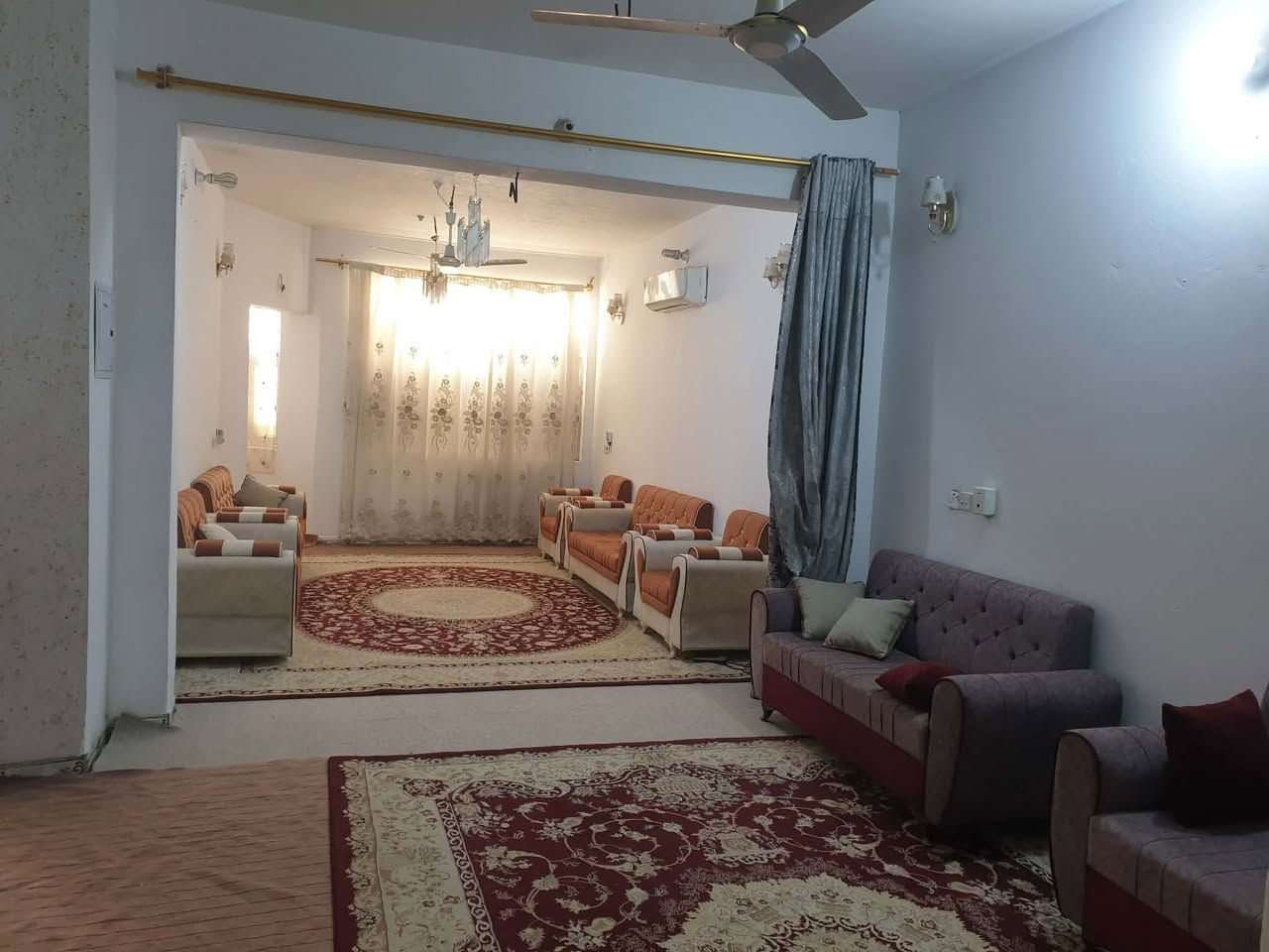 بيت بحي الفارس 200م ثاني بيت عن الركن مقابل حديقة بداية حي الفارس مقابل محطة وقود الفارس  موقع جيد طابق واحد والطابق الثاني غرفتين الاماميات مهيكلات فقط والطابق الارظي غرفتين وصالة استقبال مطبخ حار بارد  ارظية كاشي سيراميك صحيات داخلية خارجية رقم البيت 34522 سعرة 240 مليون رقم التواصل ***********
***********
