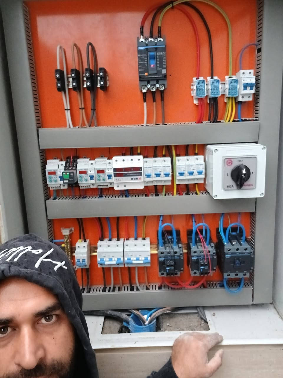 السلام عليكم وتحية طيبة لجميع المتابعين...
إكمال عمل بورد. Ats مرحلتين بنظام البارد المنفصل سنكل فيز
بنظام الحماية المتكامل كهربائي وميكانيكي
المواد المستخدمة شركة chint  الصينية
كونتيكتر الوطنية 80امبير
كونتيكتر الطاقة 80امبير 
كونتيكتر لحماية السبالت  100 امبير
سلكتر إلكتروني للتغير بين الخطوط في حال انقطاع احد الفيزات
للاستفسار مراسلة الصفحة او الاتصال عالرقم او الواتساب
***********
***********
تحياتي لحضراتكم.
