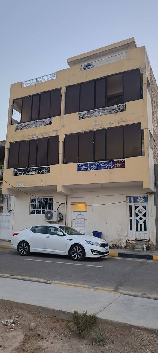عماره للبيع
المساحه 100 مربع 

الحي العسكري 

تحتوي على ثلاث طوابق كل طابق منعزل عن لاخر 

كل طابق يحتوي على ستقبال صاله مطبخ صحيات ترك امامي ترك خلفي 

كامله قرب مدرسه تراث منطقه شيخ جمال البطيخ 

***********

***********

غير متوفر على الفيس فقط تصال
