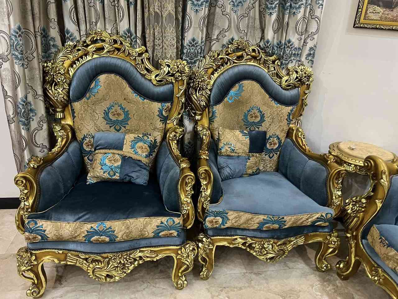 السلام عليكم
تخم قنفات ١٠ مقاعد مصري مَلكي استخدام قليل جدا مع ميز طعام زجاج  ٦ كراسي نفس نقشه التخم كلهن واحد للبيع 
السعر  ع الخاص 
او الاتصال *********** 
مكاني بغداد
