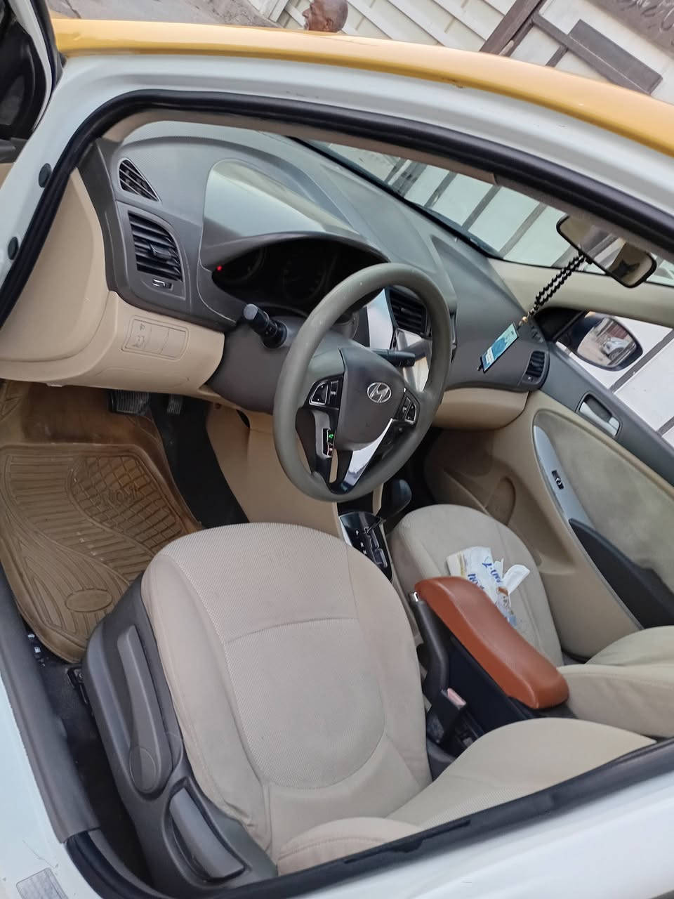 السلام عليكم اكسنت خليجي.    ١٦٠٠. ٢٠١٢ قطرتين مكفول كفاله عامه ماعده هذا المعجون صدر جديد تخم تاير جديد مكينه كير مكفولات تبريد شغال بسمي مصفره هيه غرمات سنويه ٢٨ صبغه أوله السعر ٨٢ وبيهه مجال الي مي عجبه السعر لايعلق  ***********
