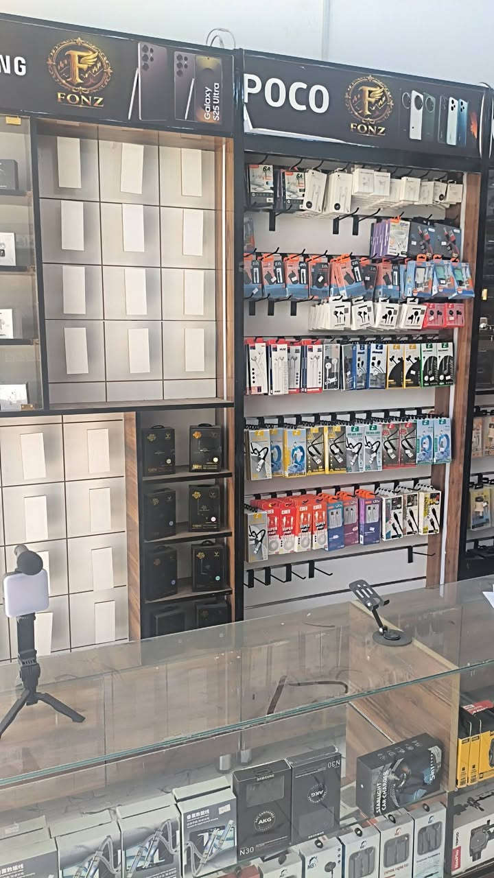 محل موبايلات يحتوي علئ اكسسوارات فقط البضاعة درجة اولئ سعر  البضاعه الموجوده بي حاليا 7 مليون والديكور كامل فاترينات عدد6 الرفوف تعليق عدد 3 ميز جام عرض عدد 3 ميز صيانه 1 مكتب + مكتبه شاشه بلازما + كاميرات عدد 2 نوعيه جيده تكلفه الديكور 5 مليون  السعر الكلي للمحل 12 مليون الشراي بيه خير ويدلل ابيع المحل شلعه والي يريد يئجر المحل ايجاره 200 الف
محل موبايلات يحتوي علئ اكسسوارات فقط البضاعة درجة اولئ سعر  البضاعه الموجوده بي حاليا 7 مليون والديكور كامل فاترينات عدد6 الرفوف تعليق عدد 3 ميز جام عرض عدد 3 ميز صيانه 1 مكتب + مكتبه شاشه بلازما + كاميرات عدد 2 نوعيه جيده تكلفه الديكور 5 مليون  السعر الكلي للمحل 12 مليون الشراي بيه خير ويدلل ابيع المحل شلعه والي يريد يئجر المحل ايجاره 200 الف 
عنواني كرمه علي شارع  العلي  قبل الجسر الاخضر
***********
