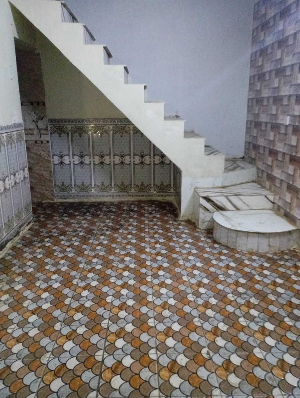 بيت للبيع 100 م
غرفتين 3.5*4
مطبخ 3*3
براني 4*4.5 
صالة ومنور 
طابق واحد 
حي العسكري شارع 30 قريب من مدرسة الجنائن
للاستفسار الاتصال على الرقم ***********
وكافة الخدمات من مدارس واسواق وتبليط 
معاملة كاملة تحويل مباشر اباسمك
