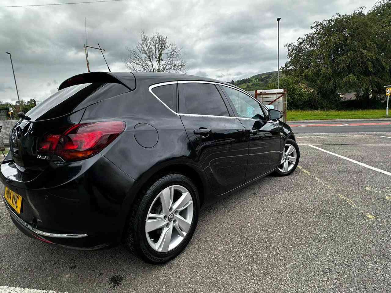 Vauxhall Astra 2 L automatic very low miles only 93k mot 5 nov 2026 with 4 good tyres car driving very good nothing problem at all   u welcome driving test and view car cat n Can do parts exchange Caerphilly, Mid Glamorgan


**إذا كنت صاحب هذا الإعلان وتريد حذفه لأي سبب، رجاءا أرسل رسالة إلى الدعم الفني**