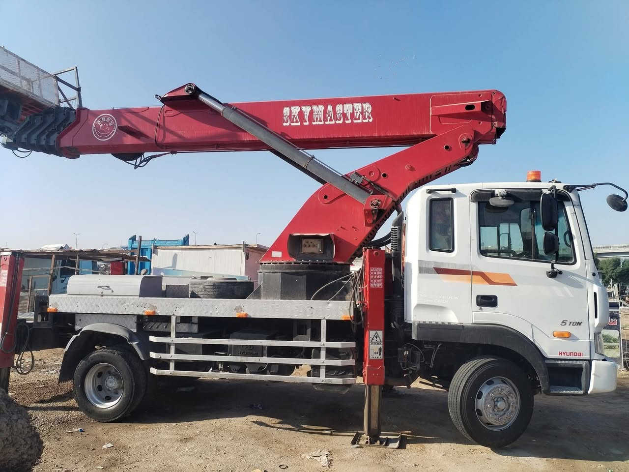 باسكت ٢٠١٣ مكفولة كفالة عامل بدون سيفتي ٣٥ متر مكينة ٦ سوبر جديدة سيارة جاهزة للعمل مكان نجف *********** السعر 5$
