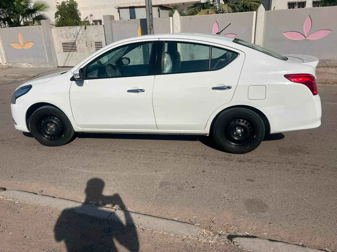 السلام عليكم  نيسان سني موديل 24  رقم بغداد بسمي هز وسنويه جديد  سياره مكفوله كفاله عامه عاده بارد جهة السايق خفيف. كير مكينه صدر تبريد مكفولات.  موصفات شاشه جام كهرباء. تبريد قطعتين. مكاني بغداد ب120 وبيها مجال هاذ رقمي ***********

