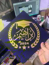 ألى خريجينا الحلوين♥️✨ يتوفر لدى مطبعة الطائي🌟 طباعة على الوشاح وقبعة ...