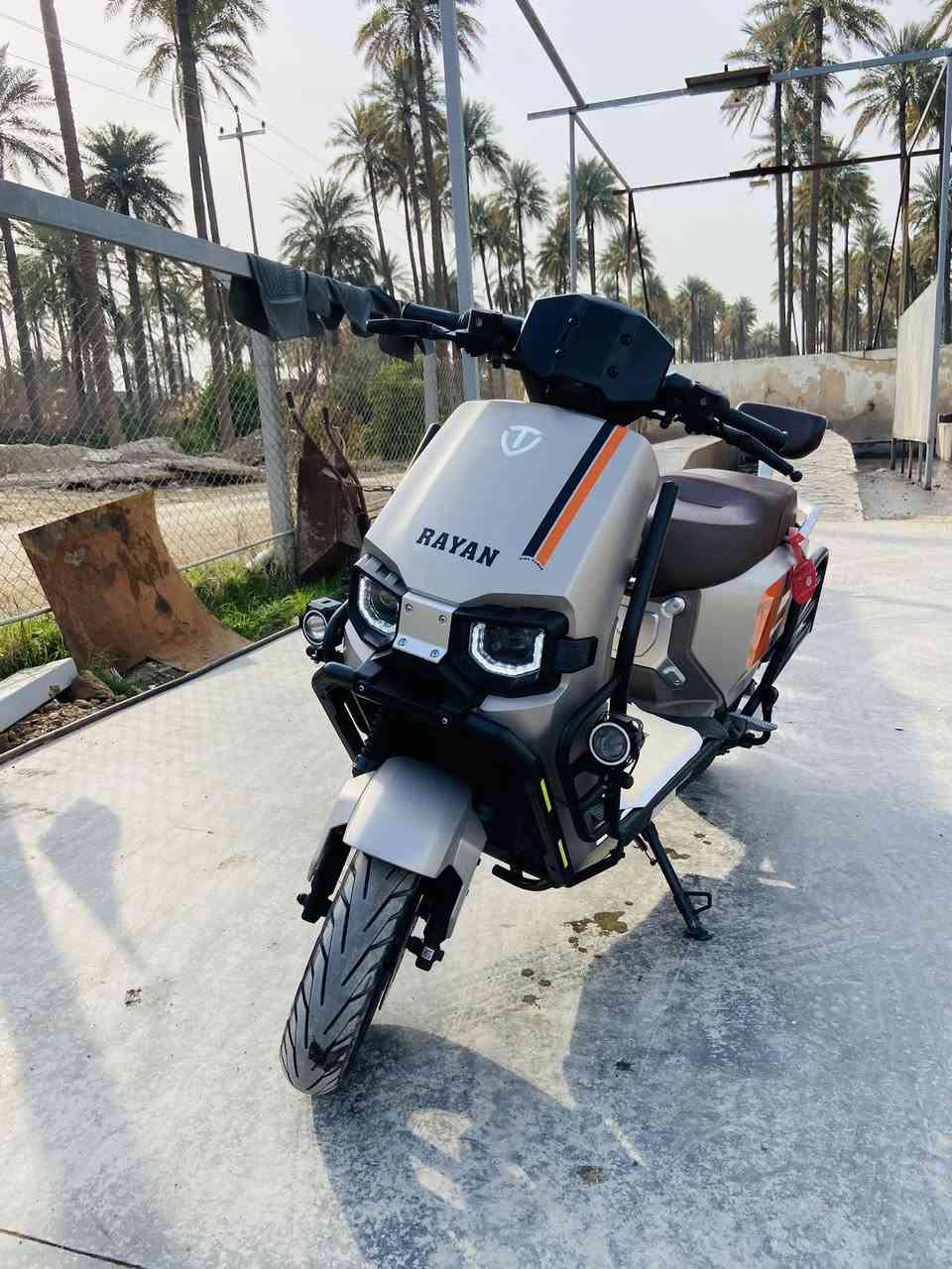 سلام عليكم دراجه ريان وحش لكون VIP لون لجديد دراجه بعدها زيرو ما مستخدمه اقل الشهر ماشيه بحدود ٢٠٠ كيلو  دراجه زلغ مابيها مكاني بغداد ماخذها اني اب ١٣٠٠ قبل اقل شهر وهسه محتاج فلوس رايدها اب 1050 وبيها مجال دراجه خدش مابيها بعدها بال ضمان 6 اشهر عل بطاريات او سنه عقل وملف دراجه كامله مكمله *********** بي واتساب او تعال خاص🤎
