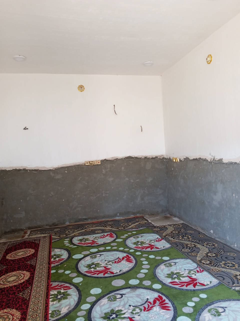 ياالله سلام عليكم بيت طابو زراعي سند 25 للبيع مساحه 210م أساسه صب بناء طابوق اعكاده يتكون من غرفتين وصاله واستقبال ومطبخ وتخاريج داخلي وخارجي بجهة الرغيله قريب على محطة كهرباء الرغيله للأستفسار *********** حيدر الشيباني
