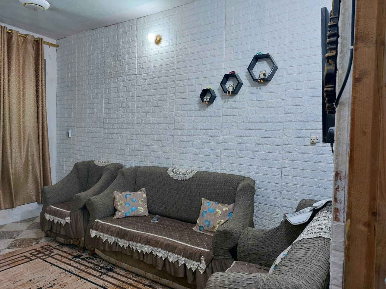 دار للبيع المساحة 100 م2 طابو زراعي طابق واحد
يحتوي على غرفة نوم 5*5 مطبخ 3*3 استقبال 3*5 وصالة وحمام وصحيات كراج ارضية سيراميك البيت ارضيته سيراميك وكذلك جدران المطبخ والحمام البيت بيه سطحين ينبني 3 غرف 
بناء 2015 
الموقع حي صدام قرب اسواق السلام 
السعر  58 مليون وبيه مجال للاستفسار على الرقم ***********
