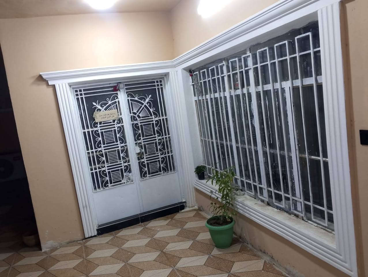 دار للبيع محموديه حي ١٧ قرب مدرسه المشاعل مساحه ٢٣٠م طابو صرف طابقين بناءه طابوق مسلح يحتوي على غرفتين نوم واستقبال كبيره وهول ومطبخ وصحيات ٢وكراج بناء ترميم جديد درجه اولى بياض وجديد وارضيه بورسلين وسيراميك المطبخ والممر والصحيات  السعر ١٨٨
لاستفسار مراسله الصفحه او الاتصال على الرقم  ‏‪***********‬‏
‏‪***********‬‏
