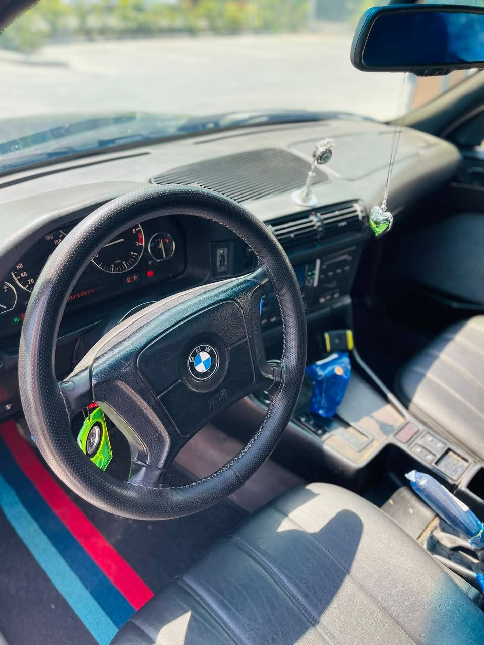 سلاو هاوادارانى BMW بؤ فرؤشتن 
سياره فول فول مواسافاتى ١٩٩٥ى ٥٢٥گو تؤ ماتيك
سياره كه نمونيه لا جوانى فول فؤ مواسافاته پينج پرده جام كاره با تبريد لامس سلاهيد ويل حه سير تايه شاباح كوشن جلدتابلى  سياره كه بى كيشيه بؤ زانيارى زياتر ***********
